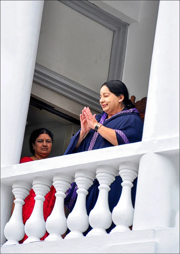 ஒரு மனுஷி, ஒரு வீடு, ஒரு கட்சி - மூன்று முடிச்சுகள்