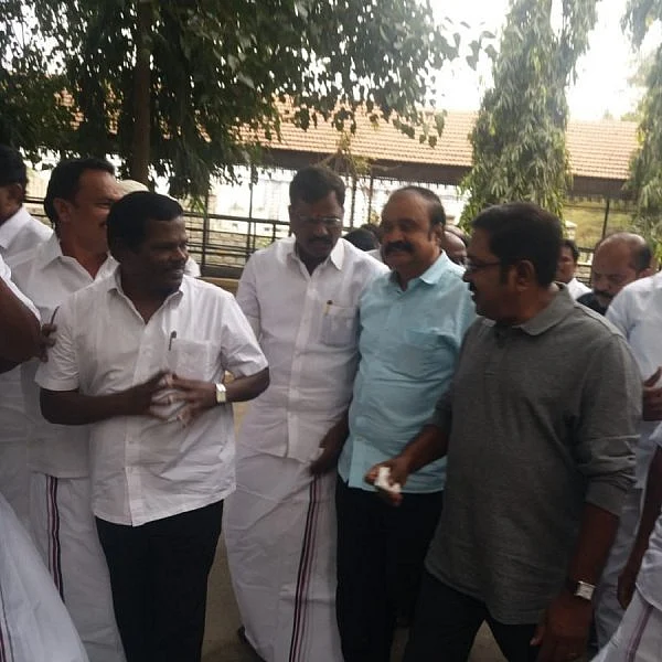 சசிகலா முன்னிலையில் தினகரனுடன் சண்டை! அடுத்த விக்கெட் யார்?