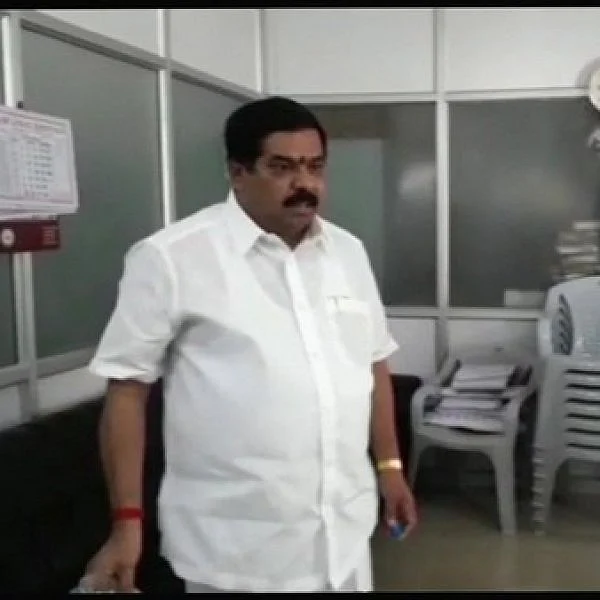 அரசு அலுவலகத்தை பெட்ரோல் ஊற்றி தீவைக்க முயன்ற காங்கிரஸ் பிரமுகர்! பதறிப்போன ஊழியர்கள்