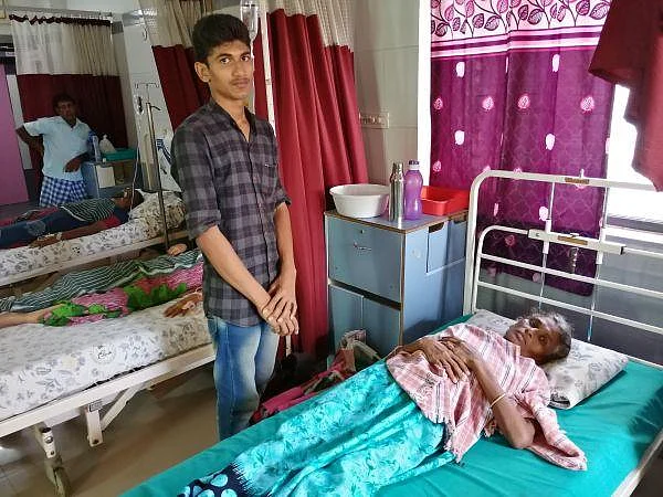 ``எங்களுக்கு யாரும் ஆதரவில்லை; சீக்கிரமே குணமாகி நாப்கின் தயாரிக்கணும்!" - புற்றுநோயில் வாடும் `நாப்கின்' வள்ளி