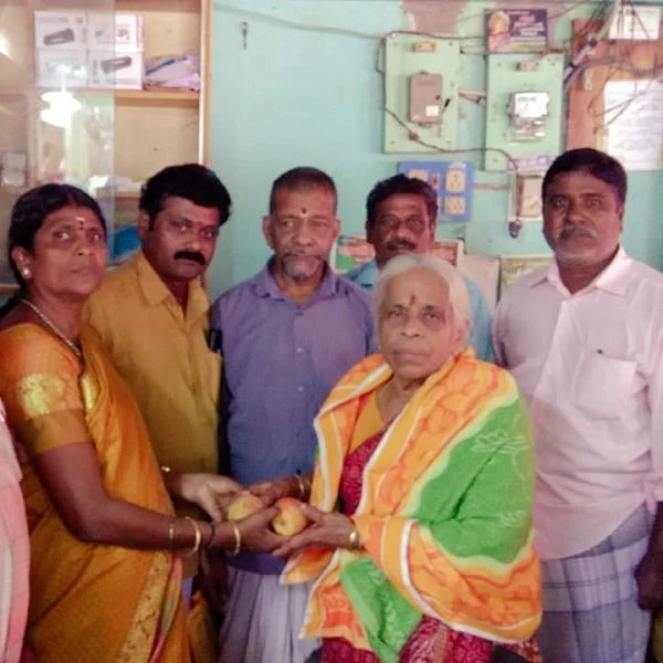 `வாசிப்புதான் அறிவைப் பெருக்கும்!’ - நூலகத்துக்கு நிலத்தைத் தானமாகக் கொடுத்த 76 வயது மூதாட்டி நெகிழ்ச்சி