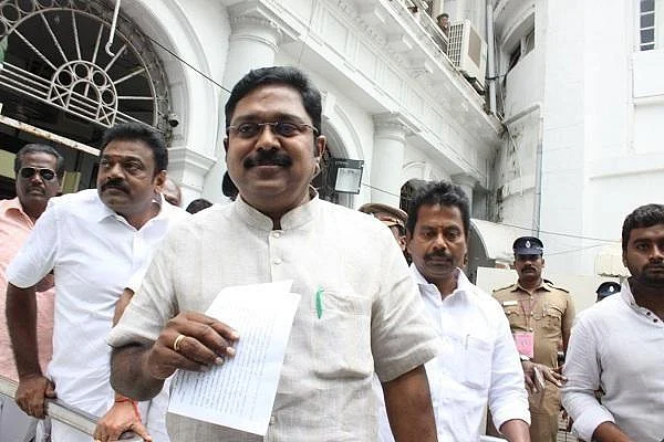`சசிகலாவிடம் சமரசம் பேசினாரா எடப்பாடி பழனிசாமி?' - ஆளும்கட்சியை மிரள வைக்கும் மே 23