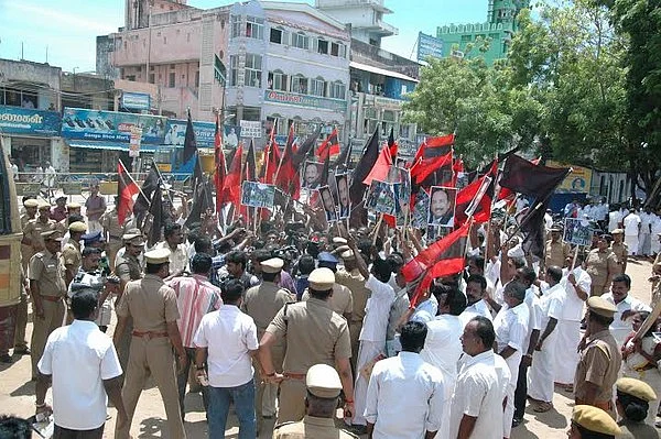 பிரபாகரன் சிலை அகற்றப்பட்டதை கண்டித்து, மதிமுக, நாம் தமிழர் கட்சி ஆர்ப்பாட்டம்!