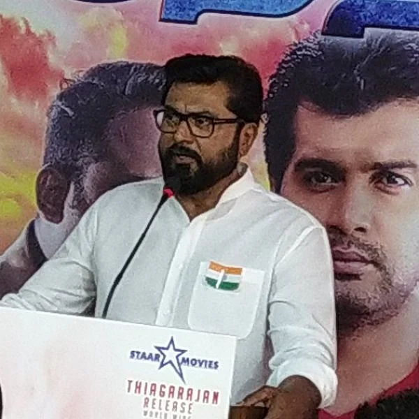 `என்னோட படங்களை மட்டும் உள்ளூர்லயே எடுத்தார்!' - இயக்குநரைக் கலாய்த்த சரத்குமார்