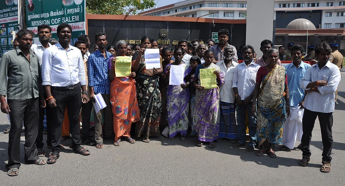 சாதிப் பெயரைச் சொல்லித் திட்டுகிறார்கள்..! சேலம் ஆட்சியரிடம் புகார்