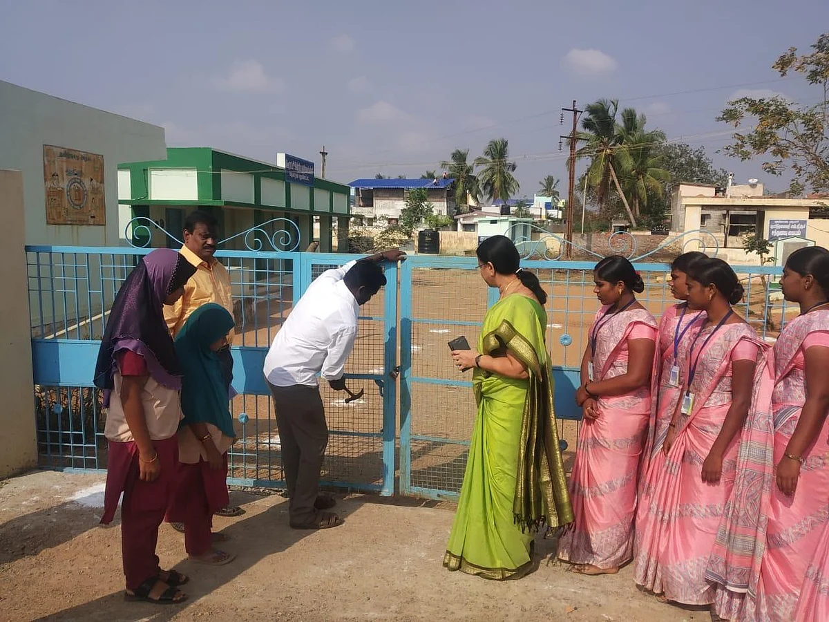 புதுக்கோட்டையில் பள்ளிக்கு வெளியே காத்திருந்த மாணவர்கள்! - பூட்டை உடைத்த கல்வி அலுவலர் | Students waiting outside school in Pudukottai! Chief Executive Officer who broke the ...