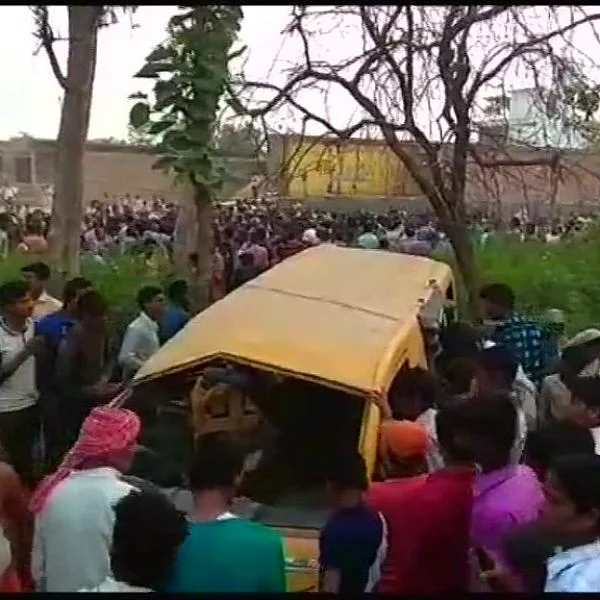 ஆளில்லா ரயில்வே கிராஸிங்கில் சிக்கிய பள்ளி வாகனம்! 13 குழந்தைகளின் உயிரைப் பறித்த எக்ஸ்பிரஸ் ரயில்!