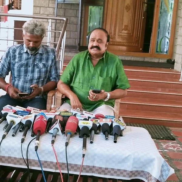 `24-ம் தேதி ஓ.பி.எஸ்ஸும் இ.பி.எஸ்ஸும் ராஜினாமா செய்வார்கள்!' - அ.ம.மு.க புகழேந்தி