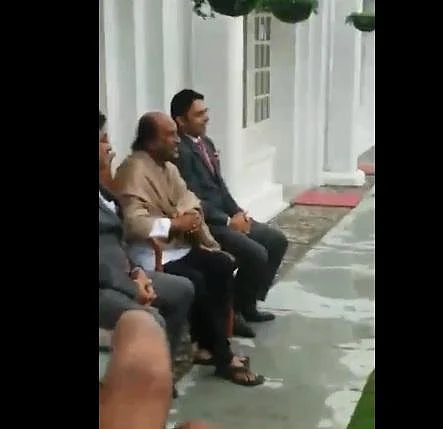 லுங்கி டான்ஸ் ஆடி அசத்திய ரிசார்ட் ஊழியர்கள்!- உட்கார்ந்து கைத்தட்டி ரசித்த ரஜினி
