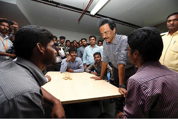 உங்களுக்கும் இப்படித் தெரியுதா?