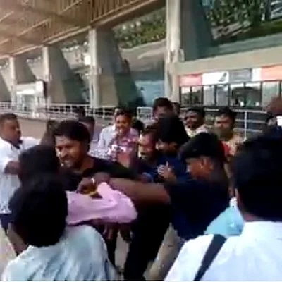 மதுரையில் நடிகர் சிவகார்த்திகேயன் மீது கமல் ரசிகர்கள் தாக்குதலால் பரபரப்பு! (வீடியோ)