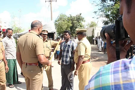மாணவி தற்கொலை: விரிவுரையாளரை கைது செய்யக் கோரி உறவினர்கள் மறியல் (படங்கள்)