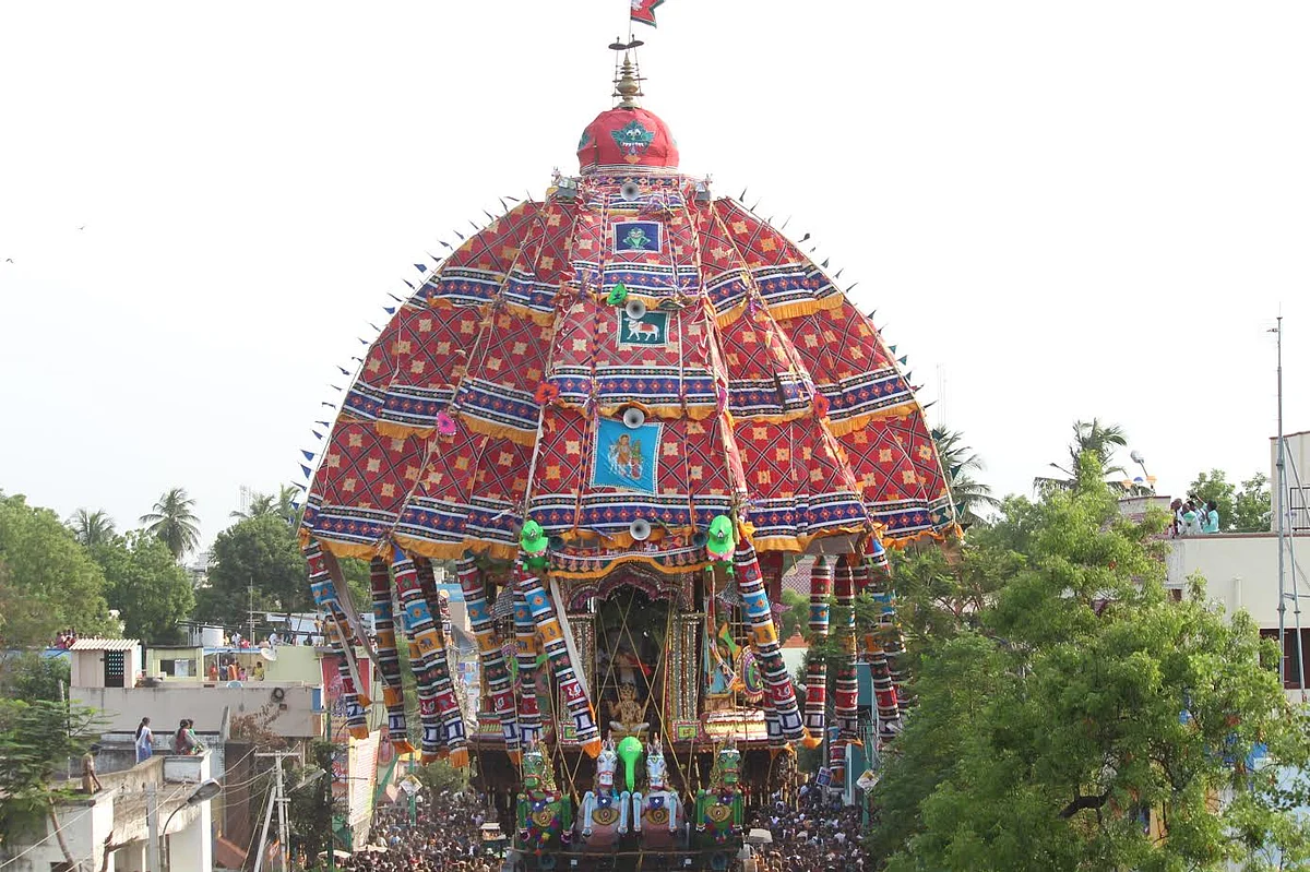 ஆடி அசைந்துவரும் திருவாரூர் தியாகராஜசுவாமி ஆழித்தேர்!