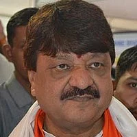 வாக்காளர்களுக்கு பகிரங்கமாக பணம் கொடுத்த பா.ஜ.க. அமைச்சர்!
