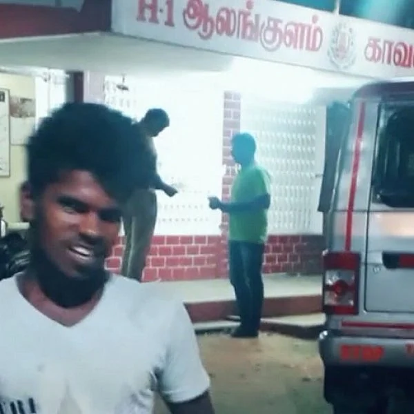 காவல் நிலைய வாசலில் கல்லூரி மாணவர்கள் டிக்டாக்! - போலீஸ் காட்டிய அதிரடி