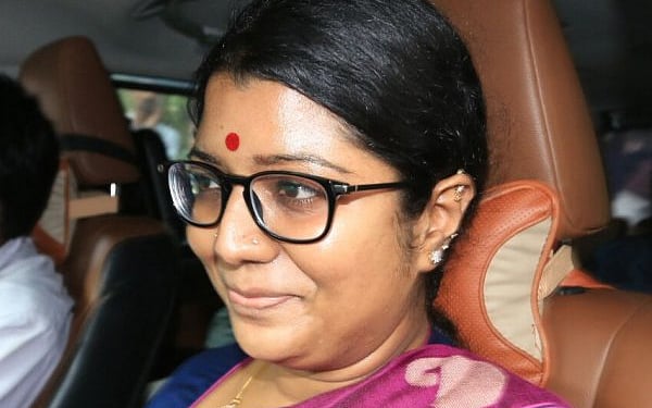 அண்ணன் மகள் மீது கடும் கொதிப்பில் சசிகலா: அப்படி என்ன செய்தார் கிருஷ்ணப்ரியா?