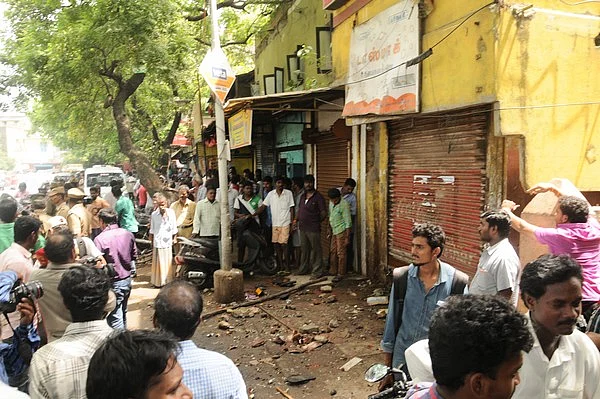 டாஸ்மாக்கை அடித்து நொறுக்கிய மாணவர்கள்: போலீஸ் தடியடியால் பதற்றம்!