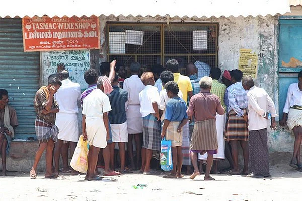 'கடைகளை மூடுங்கள்... எங்கள் வாழ்வாதாரத்தை மூடிவிடாதீர்கள்!' - அலறும் டாஸ்மாக் ஊழியர்கள்!