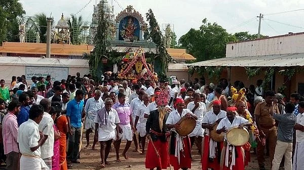 சாட்டையால் பெண்களை அடித்து பேய் விரட்டும் விநோதத் திருவிழா!