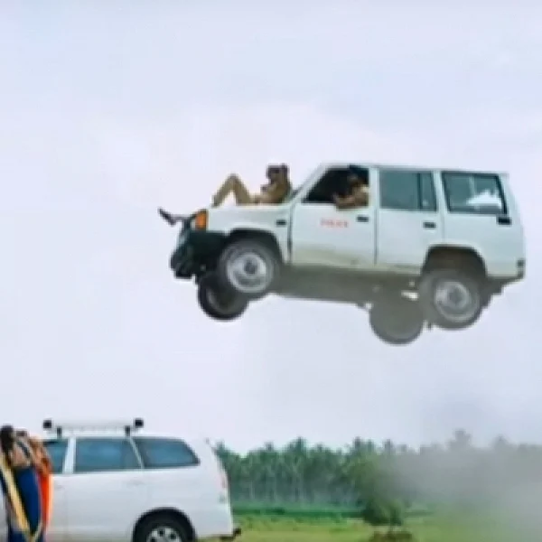 தமிழ் சினிமாவுல இந்தக் கார்கள் படுறபாடு இருக்கே!