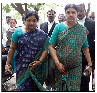 சசிகலாவும் இளவரசியும் சிறையில் கஷ்டப்படுகிறார்கள்!