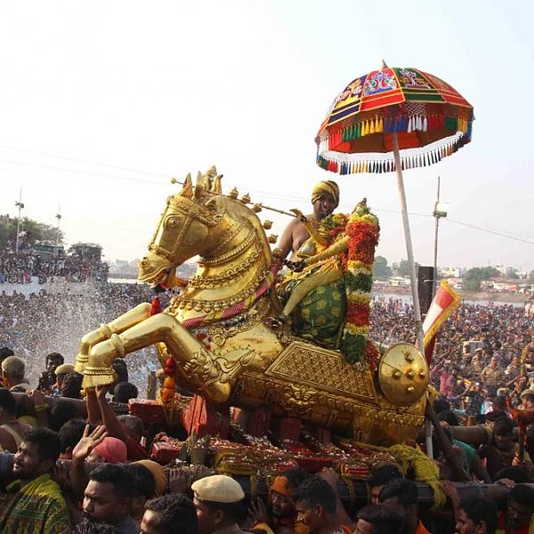 கள்ளழகர் வைகை ஆற்றில் பச்சை பட்டுத்தி ஆற்றில் இறங்கும் அற்புத காட்சி... படங்கள்: ஈ.ஜெ.நந்தகுமார்