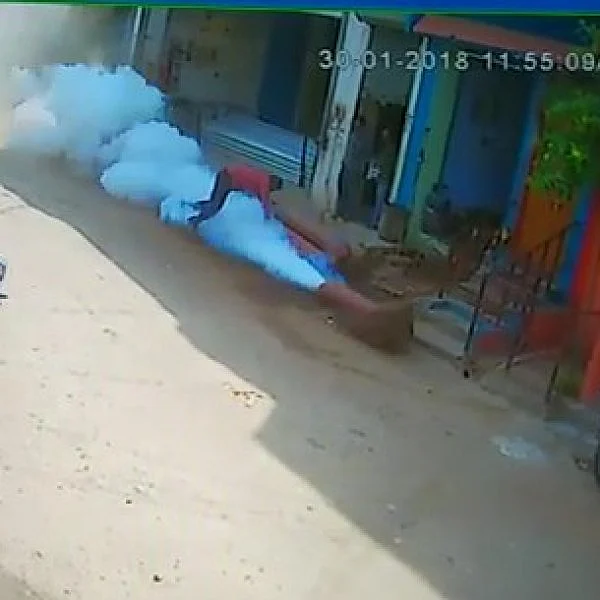 கடை ஊழியரைப் பதறவைத்த சிலிண்டர்! உடைத்தபோது நடந்த விபரீதம்
