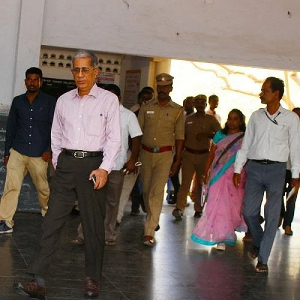 நிர்மலா தேவி யாருடைய விடைத்தாள்களைத் திருத்தினார்? - ஆதாரங்கள் தாக்கல் செய்த பேராசிரியர்கள்