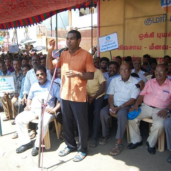 `ஓகி புயலுக்கு பிறகு கூலிகளாக மாறிய விவசாயிகள்!’ - நிவாரணம் கேட்டு தர்ணா போராட்டம்