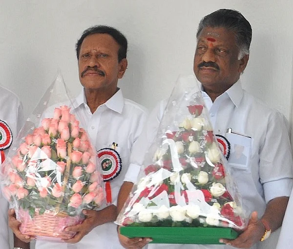 'எனக்காக சின்னம்மா காலில் விழுந்தார் பன்னீர்செல்வம்... ஏன் தெரியுமா?' - கொதிக்கும் தம்பிதுரை