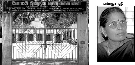 மாணவர்களா... கழிவறைப் பணியாளர்களா?