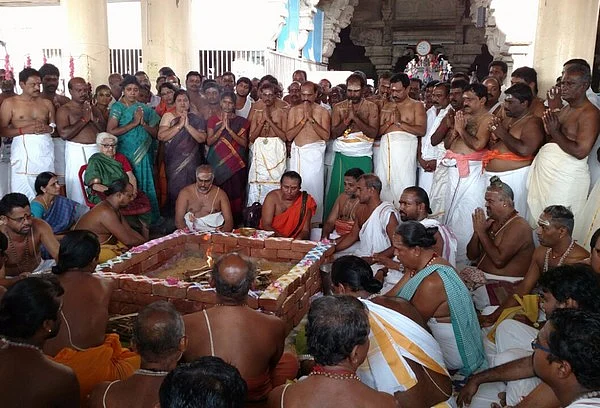 முதல்வருக்காக திருச்செந்தூர் கோயிலில் யாகம் நடத்திய அமைச்சர்கள்