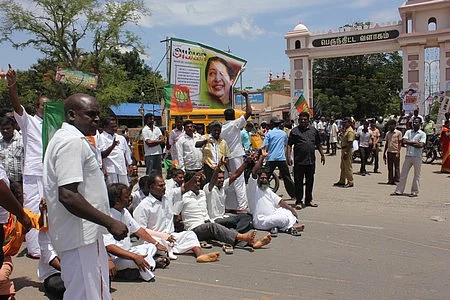 தடையை மீறி ஆர்ப்பாட்டம்: பா.ஜ.க.வினர் கைது