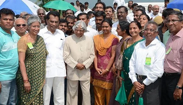 ஈஷாவும் காருண்யாவும் உங்கள் கண்களுக்குத் தெரியவில்லையா? 'சிறுதுளி'க்கு சில கேள்விகள்...