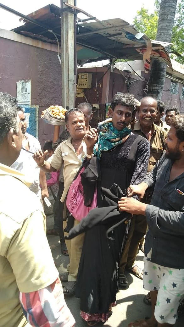 இளைஞரை சிக்கவைத்த காற்று! - விபரீத ஆசையால் விழுந்த தர்ம அடி