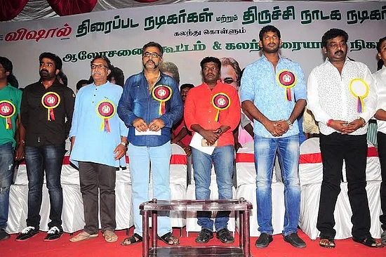 கமல் பற்றி ராதாரவி அவதூறாக பேசியதை விரைவில் வெளியிடுவேன்: விஷால் ஆவேசம்!