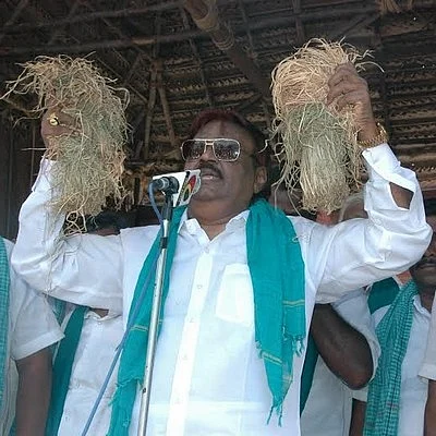 'பத்திரிகை, வாட்ஸ் அப்பெல்லாம் பார்க்காதீங்க மக்களே...!'- தொண்டர்களுக்கு விஜயகாந்த் அறிவுரை