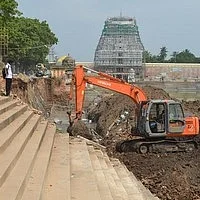 இடிந்து 2 ஆண்டாகியும் சீரமைக்கப்படாத திருவாரூர் கமலாலய குளத்தின் சுவர்!