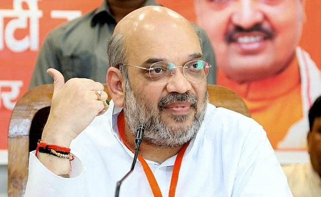 பசு மீது மோதிய கார்..! கண்டுகொள்ளாத அமித்ஷா
