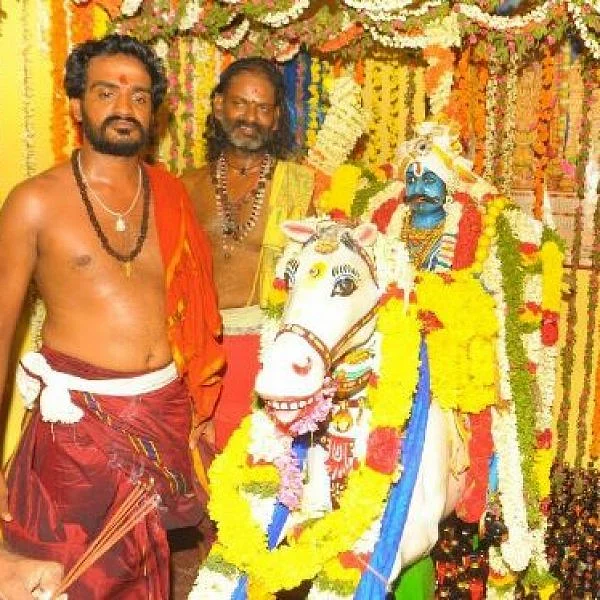 மூவாயிரம் மது பாட்டில்களுடன் அரங்கேறிய பூஜை!