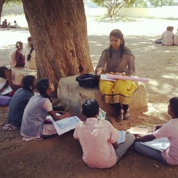 பள்ளியின் இறுக்கத்தைக் கரைத்த, கல்லூரி மாணவர்கள் - ‘ஒன்டே டீச்சிங்!’