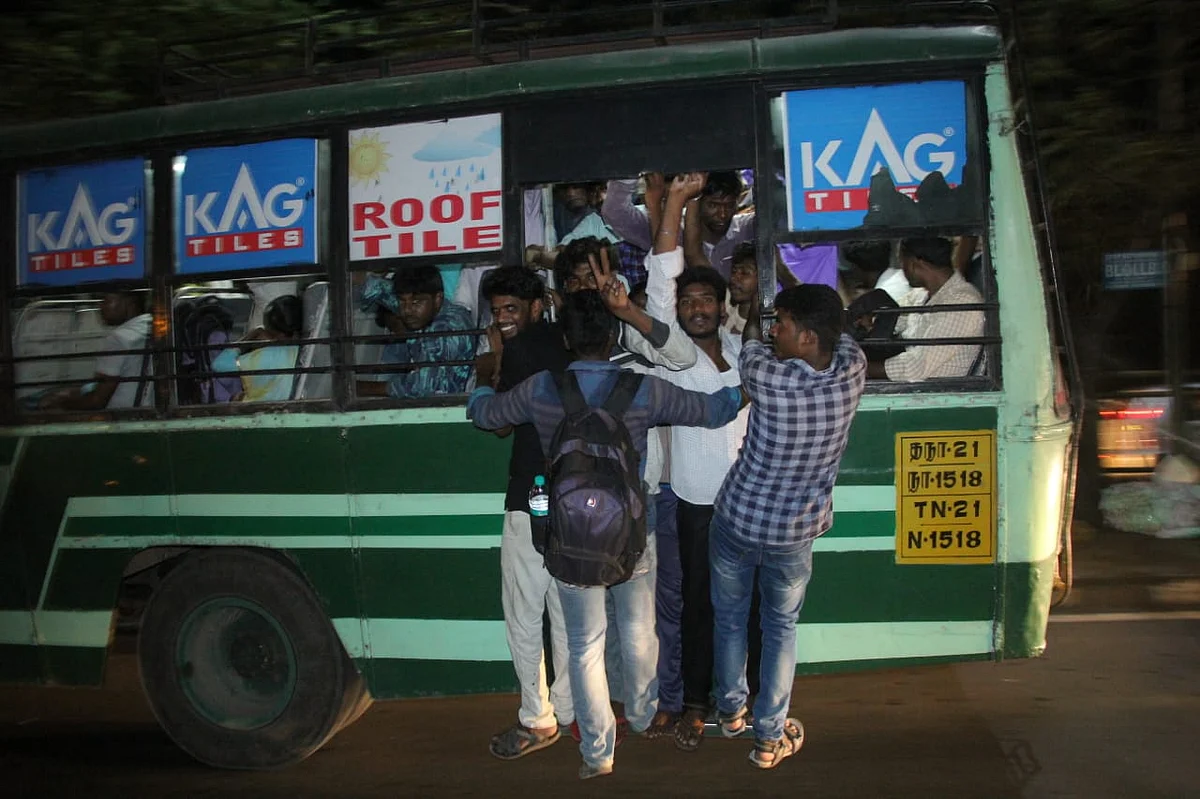 `இதுகூட செய்யாத அரசுக்கு ஓட்டு போடமாட்டோம்!’ - கோயம்பேட்டில் கொந்தளித்த பொதுமக்கள்