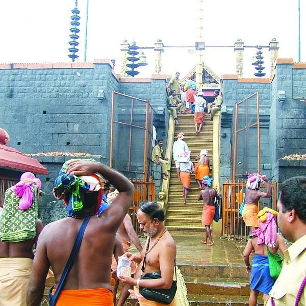 சபரிமலையில் மகரஜோதி... ஐயப்பனை தரிசிக்க குவியும் பக்தர்கள்!