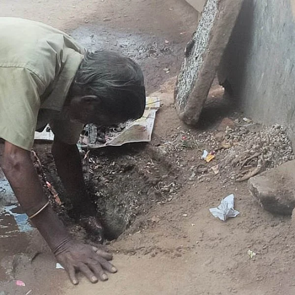 `எப்போது மாறும் இந்த அவலநிலை!’ -கழிவுகளை வெறும் கைகளால் அள்ளும் துப்புரவுத் தொழிலாளர்கள்
