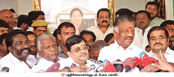 “சசிகலாவுக்கு பழைய வரலாறுகள் தெரியாது!”