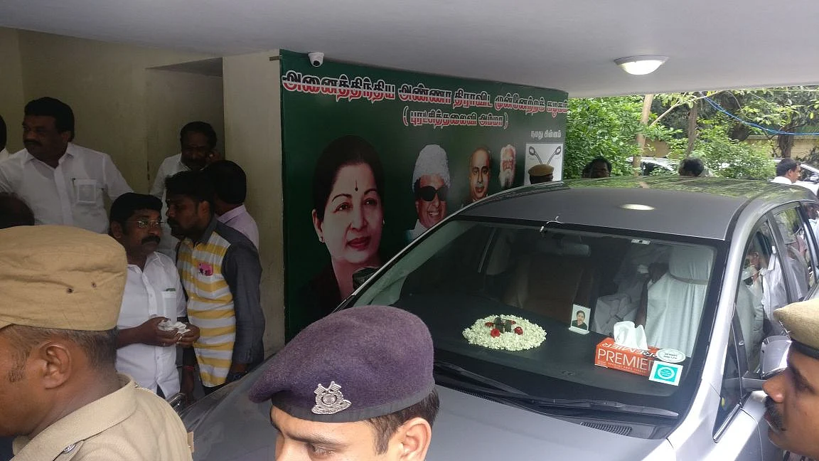 'இனி தமிழக வளர்ச்சிதான் குறிக்கோள்': அணிகள் இணைப்பை வாழ்த்திய மோடி! #LiveUpdate