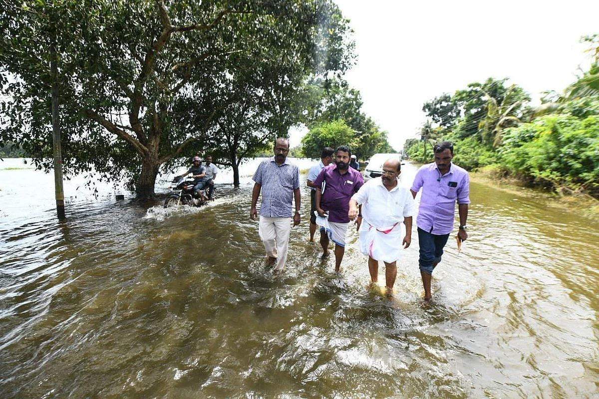 பச்சிளம் குழந்தையைத் தூக்கி உற்றுநோக்கிய அமைச்சர்... கேரளாவில் நடந்த நெகிழ்ச்சி சம்பவம்