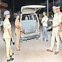 சென்னையின் முக்கிய இடங்களில் போலீசார் விடிய விடிய வாகன சோதனை!