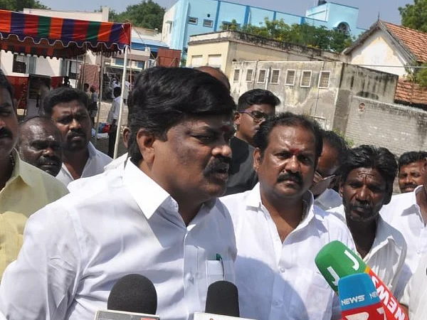 `ஒழுங்காக இருக்கச் சொல்லுங்க.. இல்லைன்னா?!'- ராஜேந்திர பாலாஜி விவகாரத்தில் கடுகடுத்த முதல்வர்