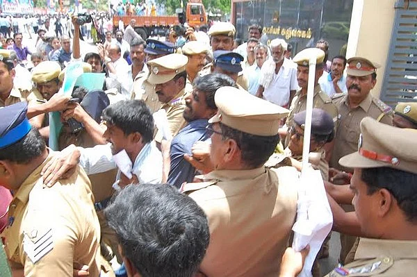 கல்லூரியை மூடுவதற்கு எதிராக போராட்டம் செய்த மாணவர்கள் கைது!
